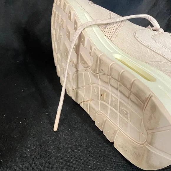 Nike Unisex Air Max Sneakers in Light tan size 10.5 woman size 8.5 men’s - Picture 5 of 6